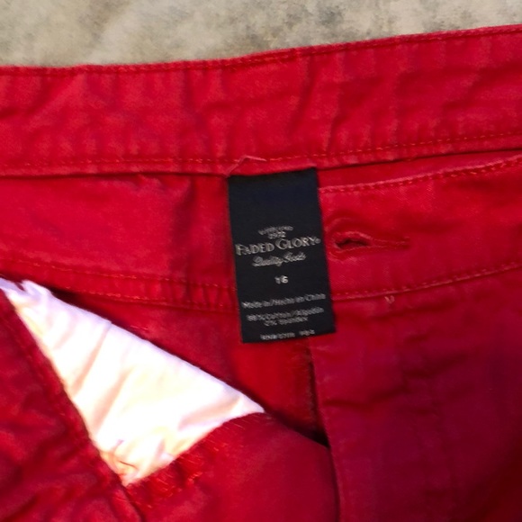 Fun red mid rise button flap shorts. Size 16 - Picture 6 of 6